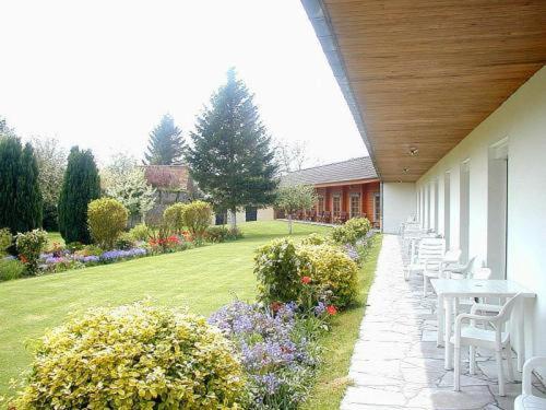 Logis - Hotel & Restaurant Les Trois Fontaines Marconne Exterior photo